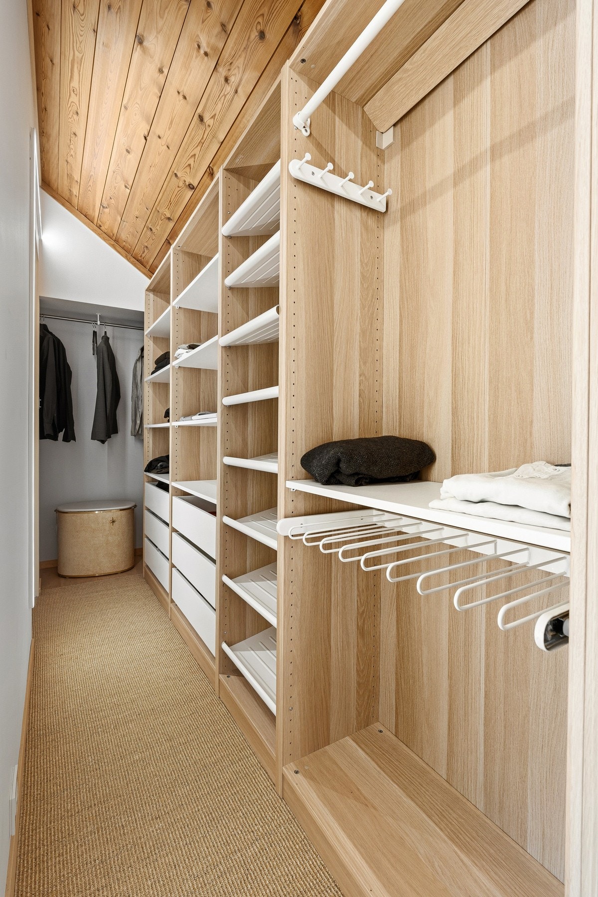 Walk-in garderobe i tilknytning til hovedsoverommet Galleribilde