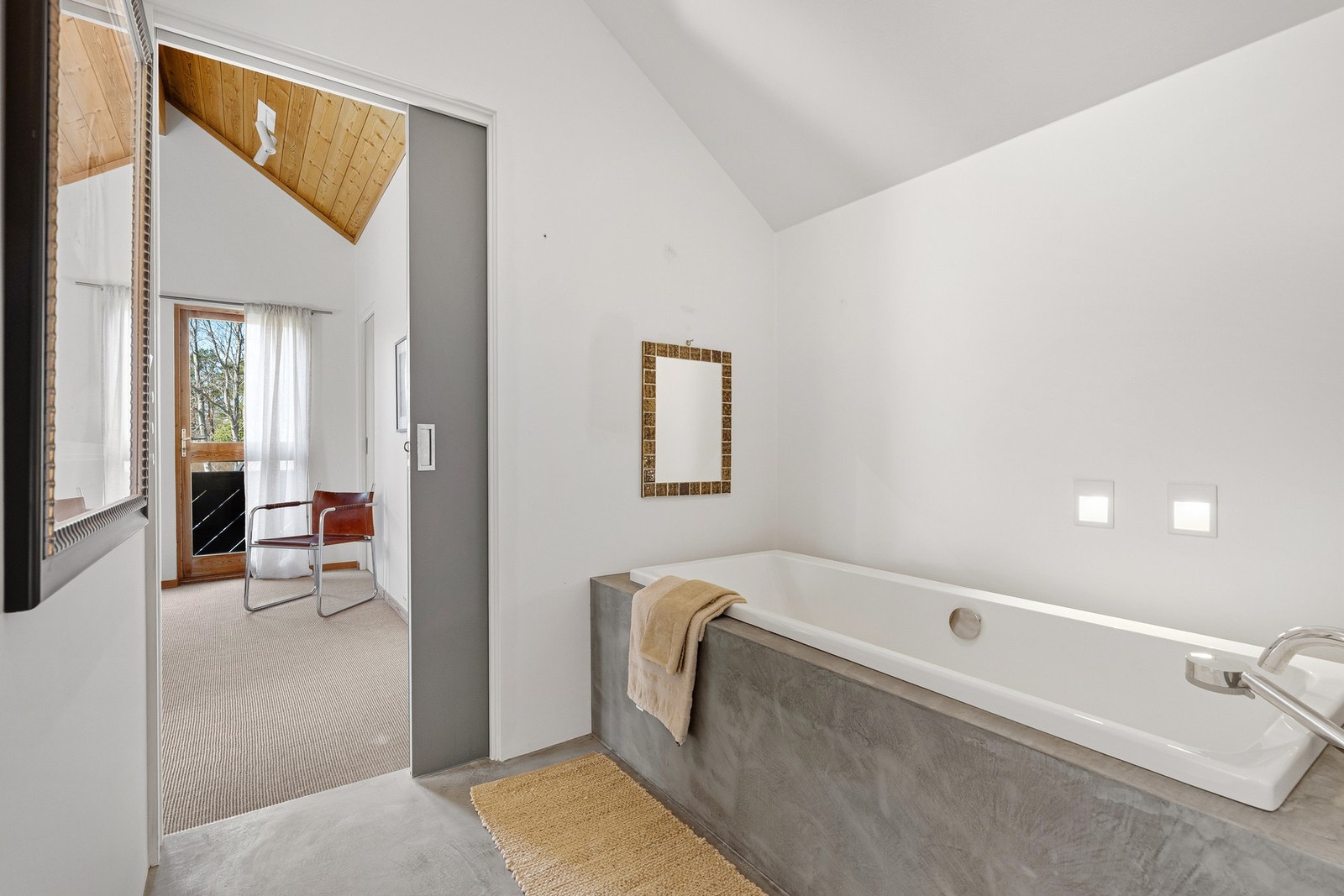 Lekkert badekar til spa i tilknytning til hovedsoverommet Galleribilde