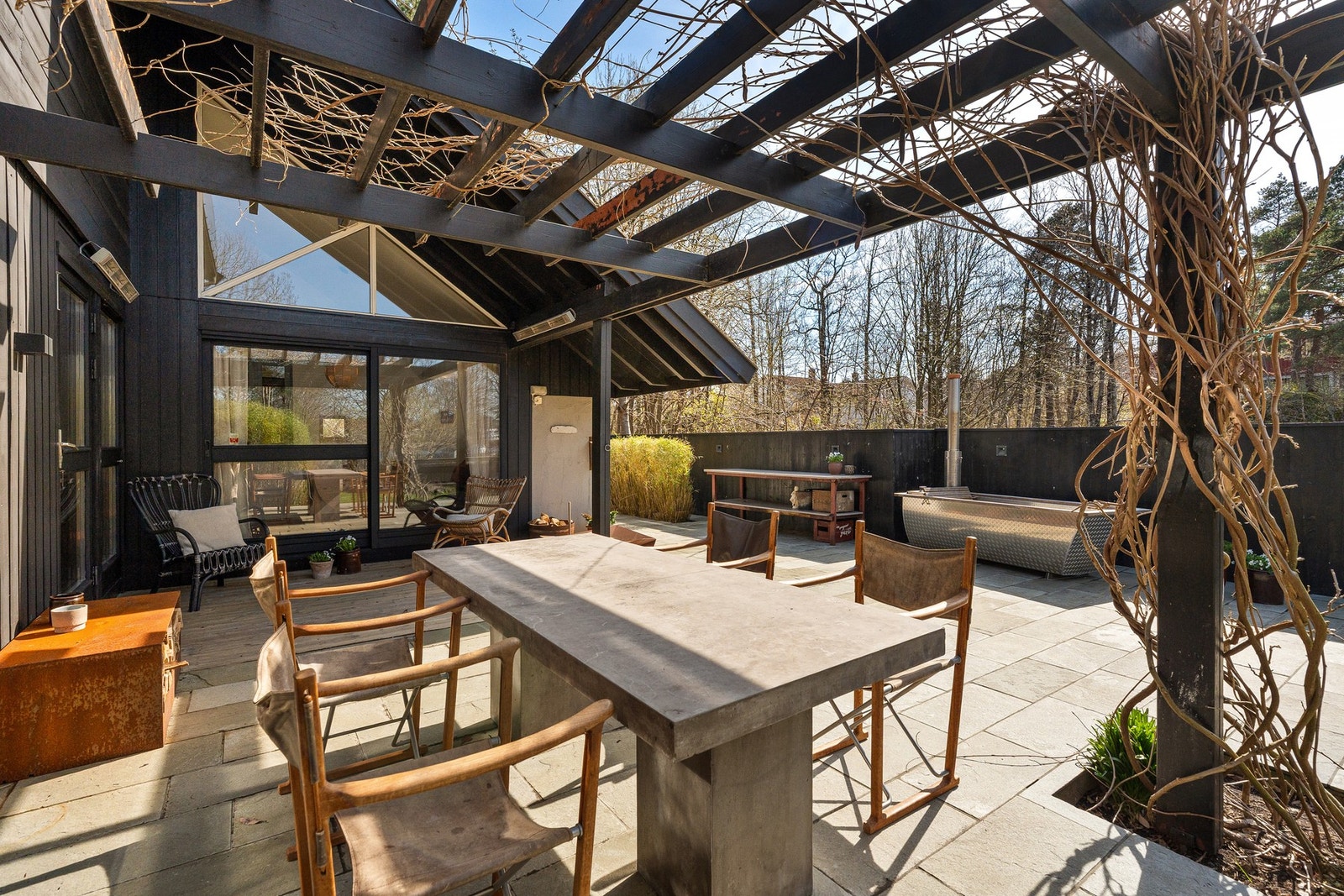 Hyggelig uteplass i hagen med pergola Galleribilde