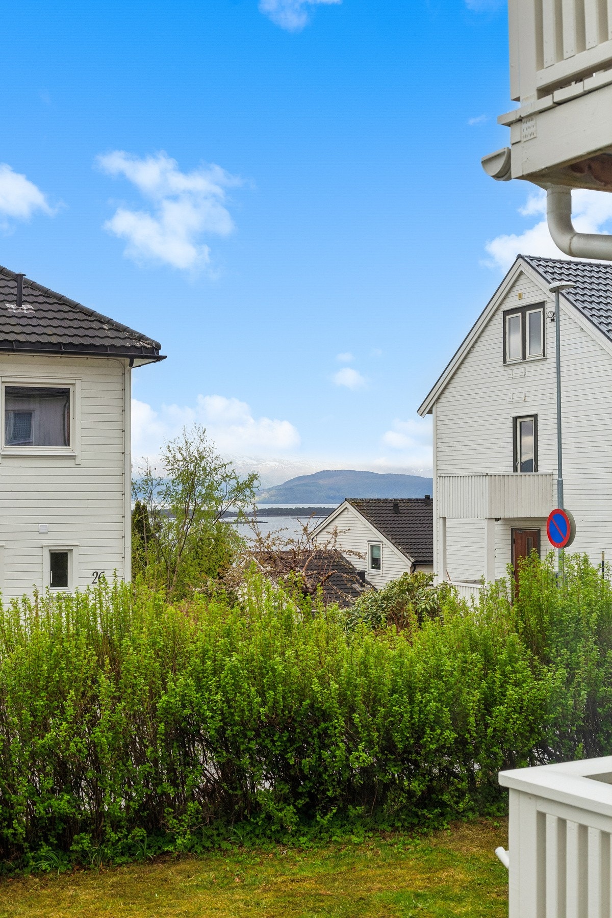Utsikt mellom nabohusene i front. Galleribilde