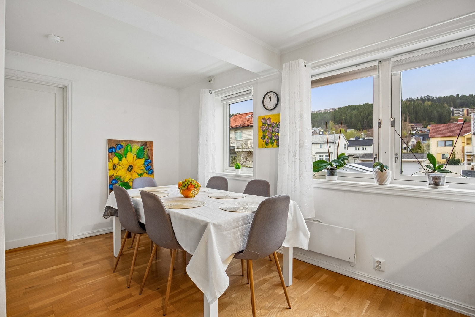 Det er god plass til spisebord på kjøkkenet. Galleribilde