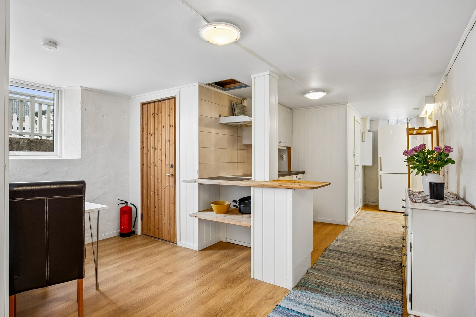 Kjøkken med plass til spisebord. Galleribilde