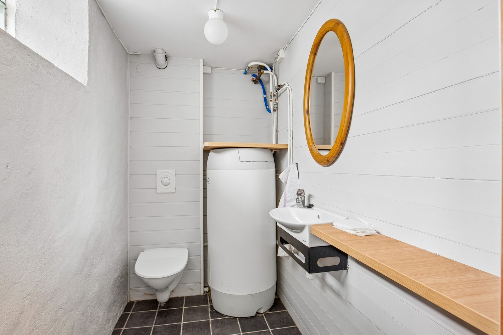 Separat toalett som er byggemeldt og godkjent som bod. Varmtvannstanken betjener 1. etasjen, mens varmtvannstanken på badet betjener kjelleren. Galleribilde