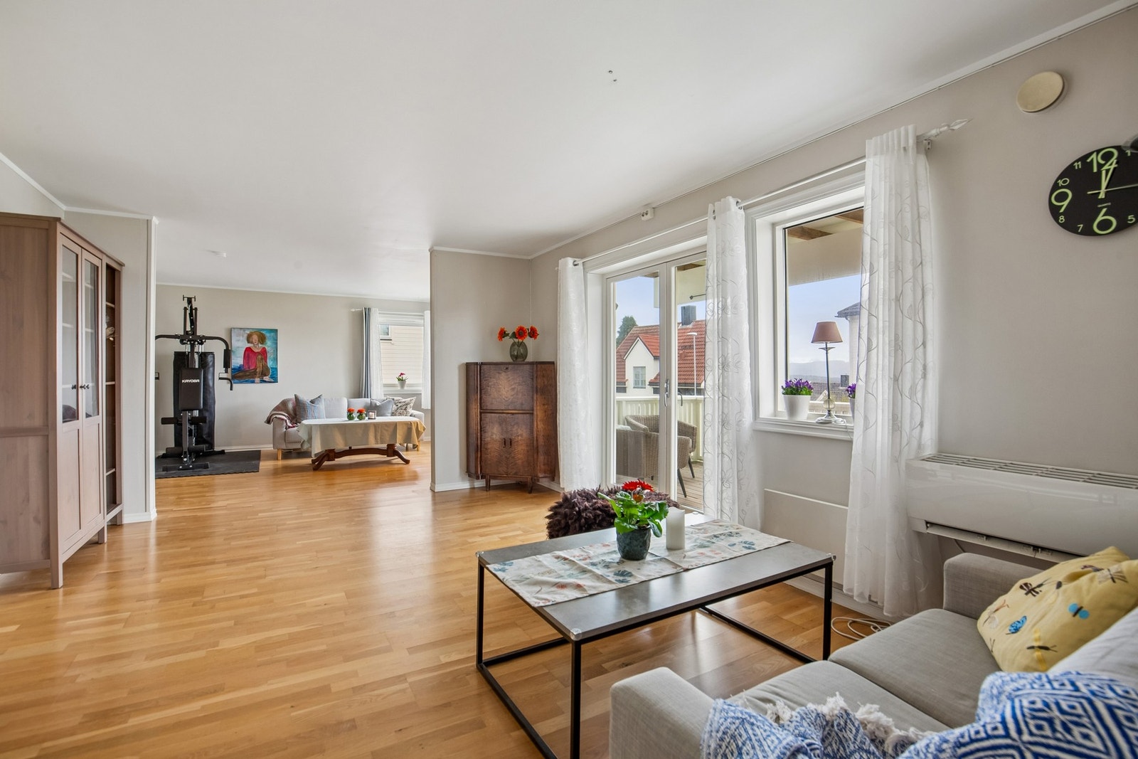 Stor stue med gode lysforhold og mange møbleringsmuligheter. Galleribilde