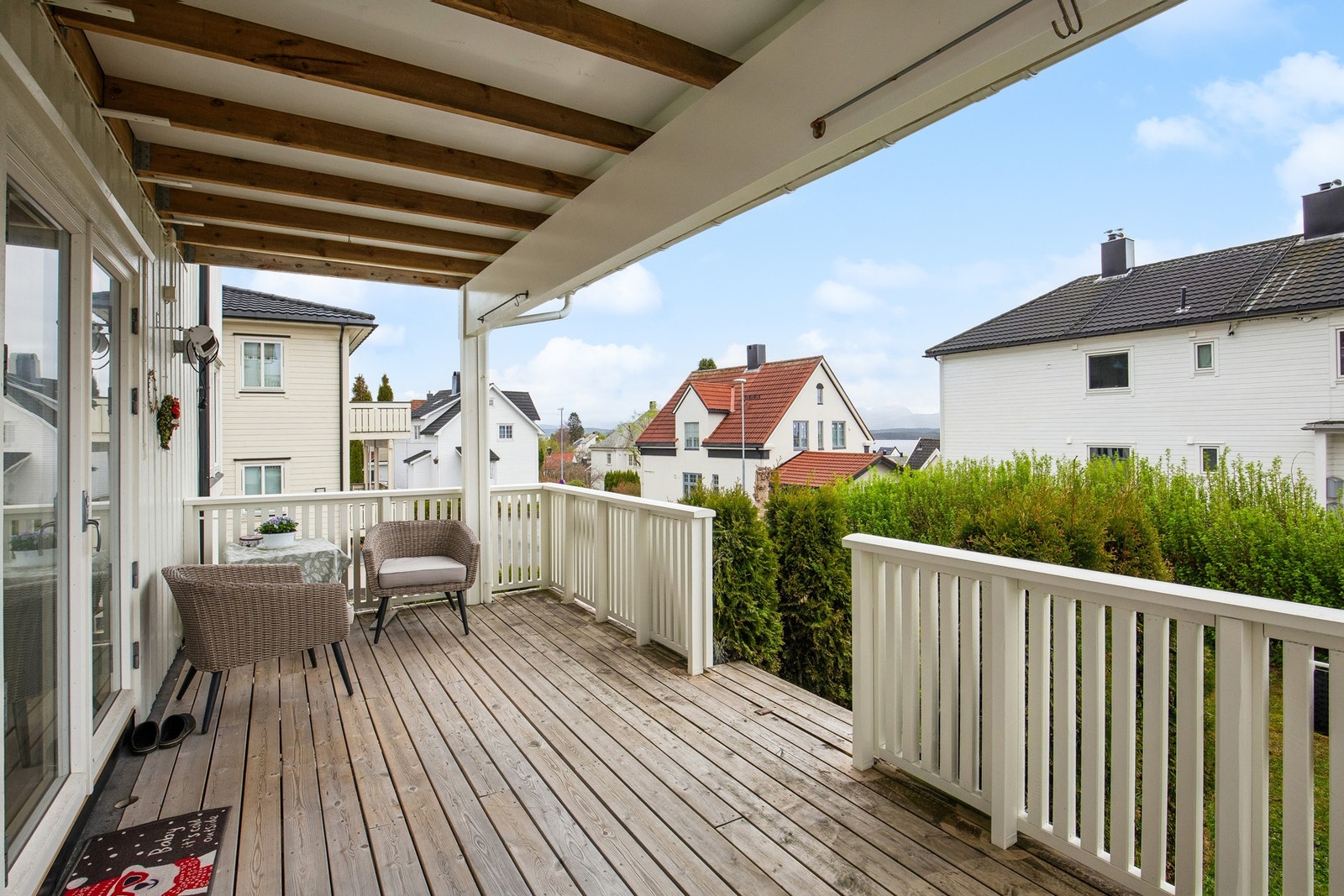 Leiligheten i 1. etasje har en overbygd, sydvendt veranda på 14 m² med videre tilgang til felles hage. Galleribilde