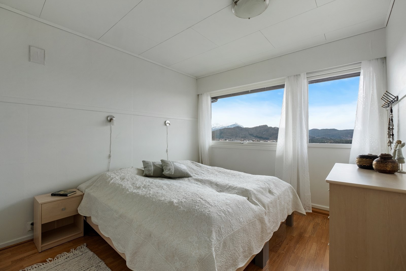 Hovedsoverommet har plass til dobbeltseng og garderobe, med vindu som gir innslipp av dagslys. Galleribilde