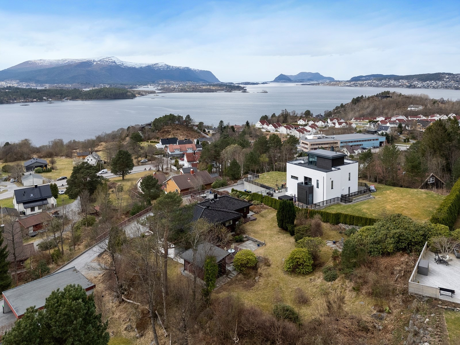 Eiendommen ligger i et etablert boligområde med gode sol- og utsiktsforhold. Galleribilde