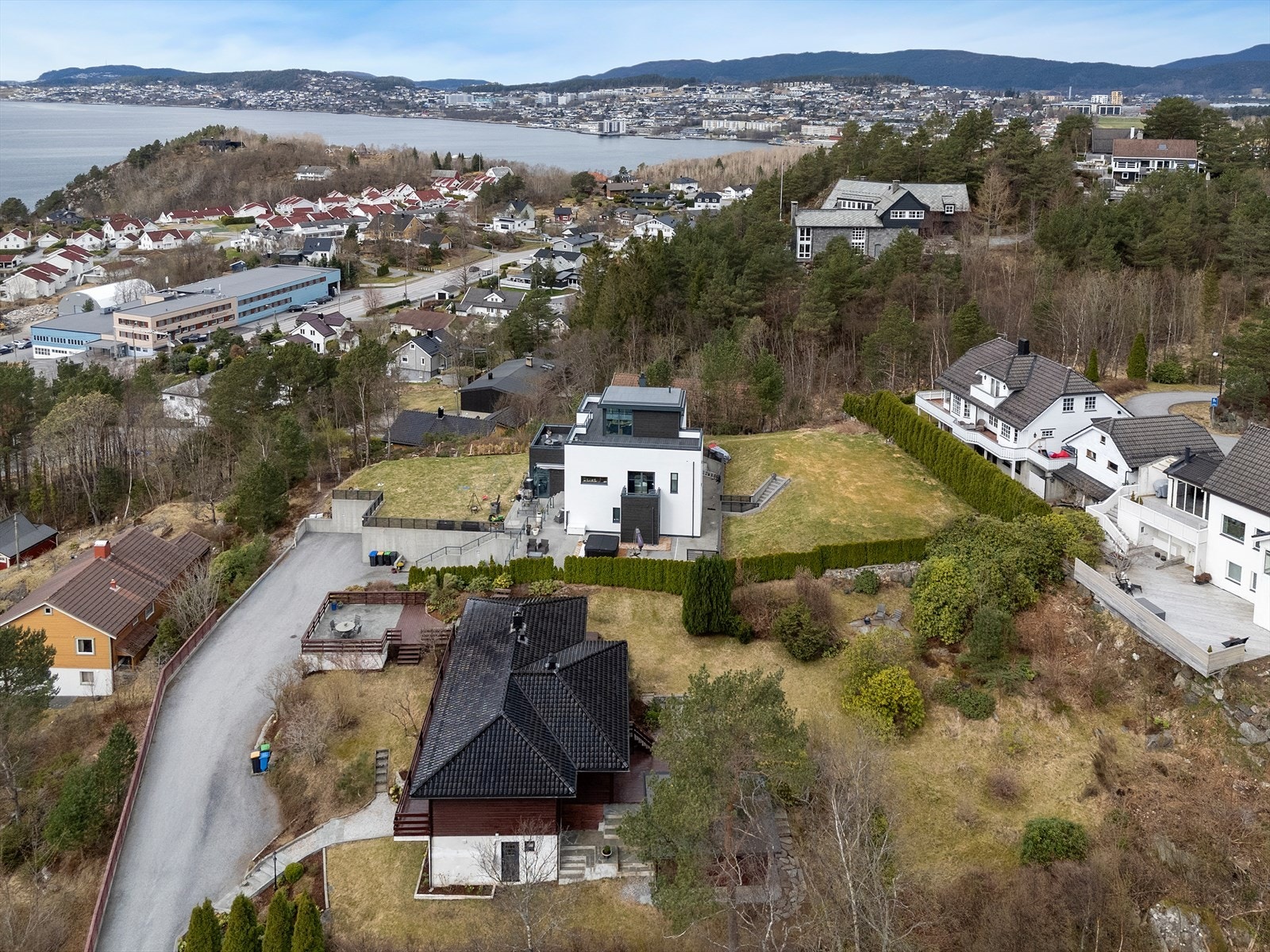Eiendommen ligger i et etablert boligområde med kort avstand til servicetilbud og kollektivtransport. Galleribilde