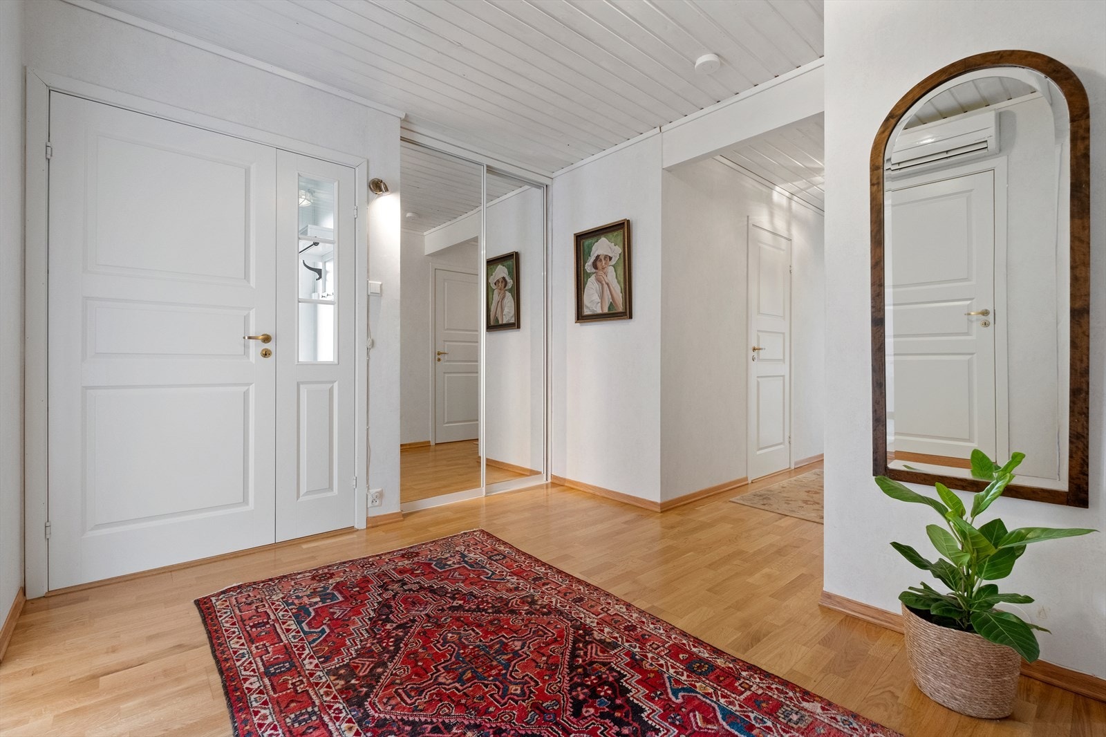 Skyvedørsgarderobe gir praktisk oppbevaring i en romslig entré. Galleribilde