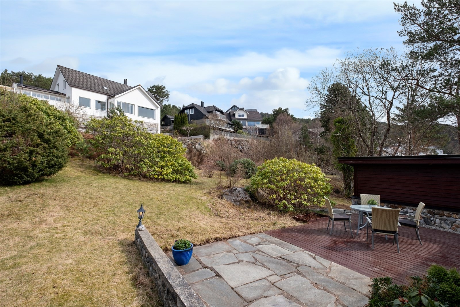 Eiendommen har en opparbeidet tomt med plenarealer, beplantning og terrasseområder. Galleribilde