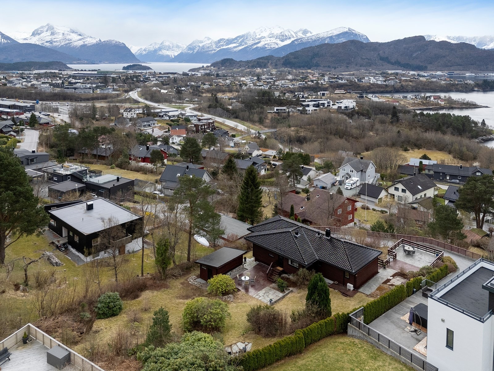 Eiendommen har en romslig tomt med opparbeidede plenarealer, beplantning og flere terrasser. Beliggenheten gir gode sol- og utsiktsforhold. Galleribilde