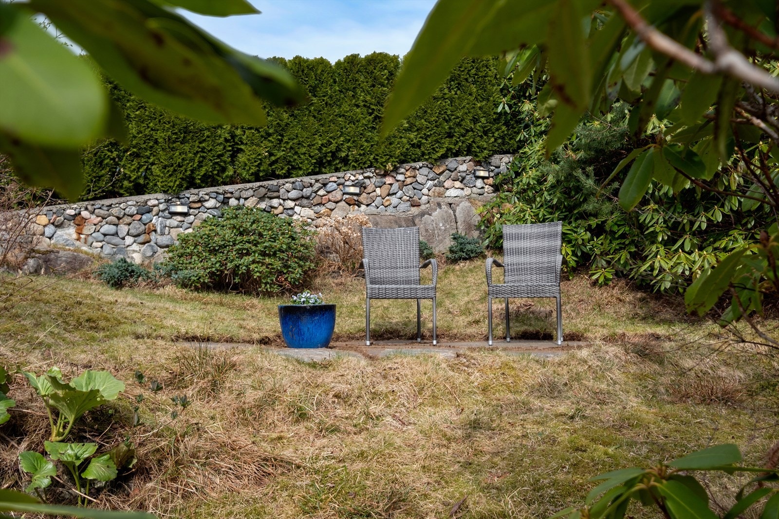 Tomten er opparbeidet med plenarealer, beplantning og terrasser, samt steinlagte gangstier for enkel adkomst. Galleribilde
