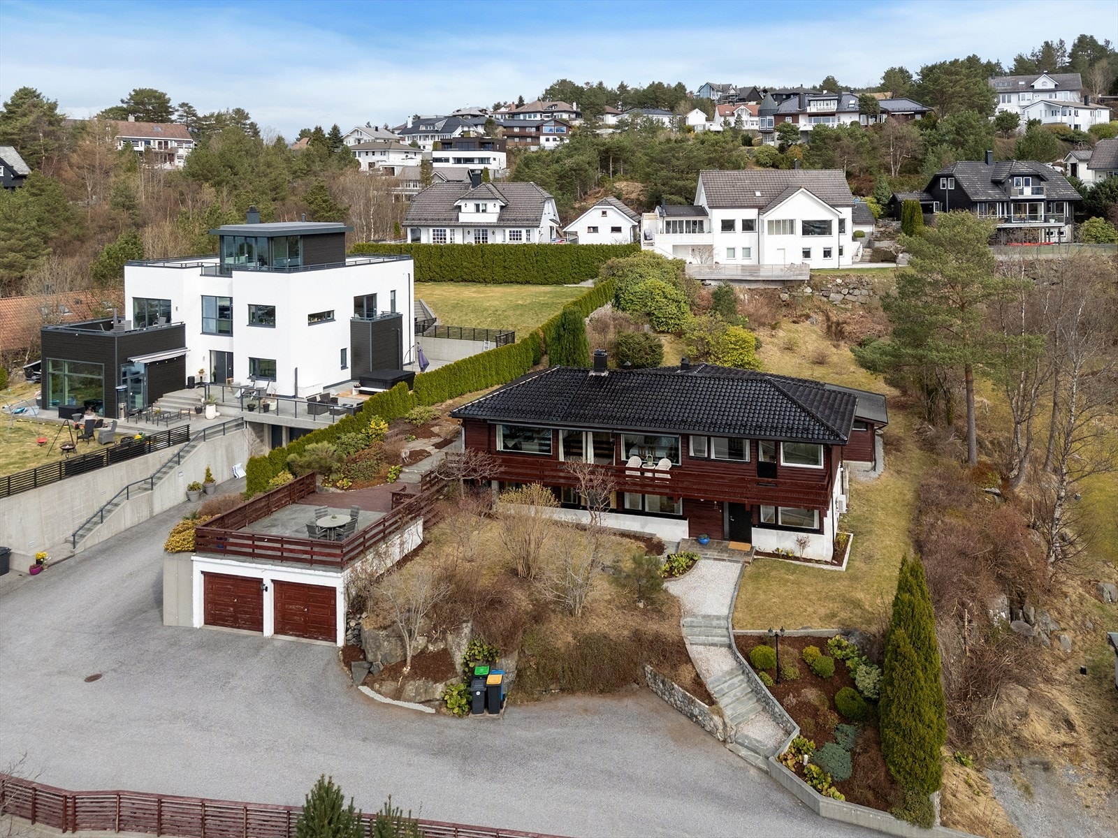 Eiendommen har en velholdt hage kombinert med terrasser og gangarealer med belegningsstein. Galleribilde
