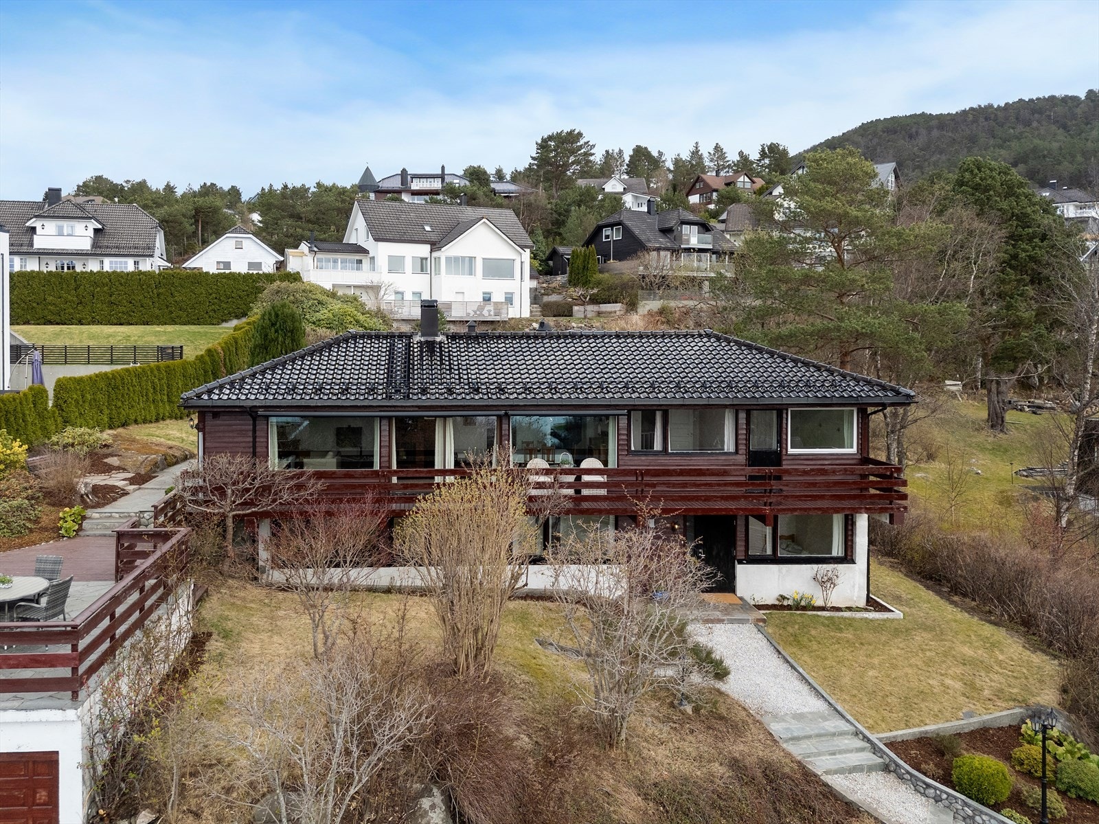 Eiendommen har en terrasse med rekkverk, ideell for utendørs sammenkomster. Galleribilde