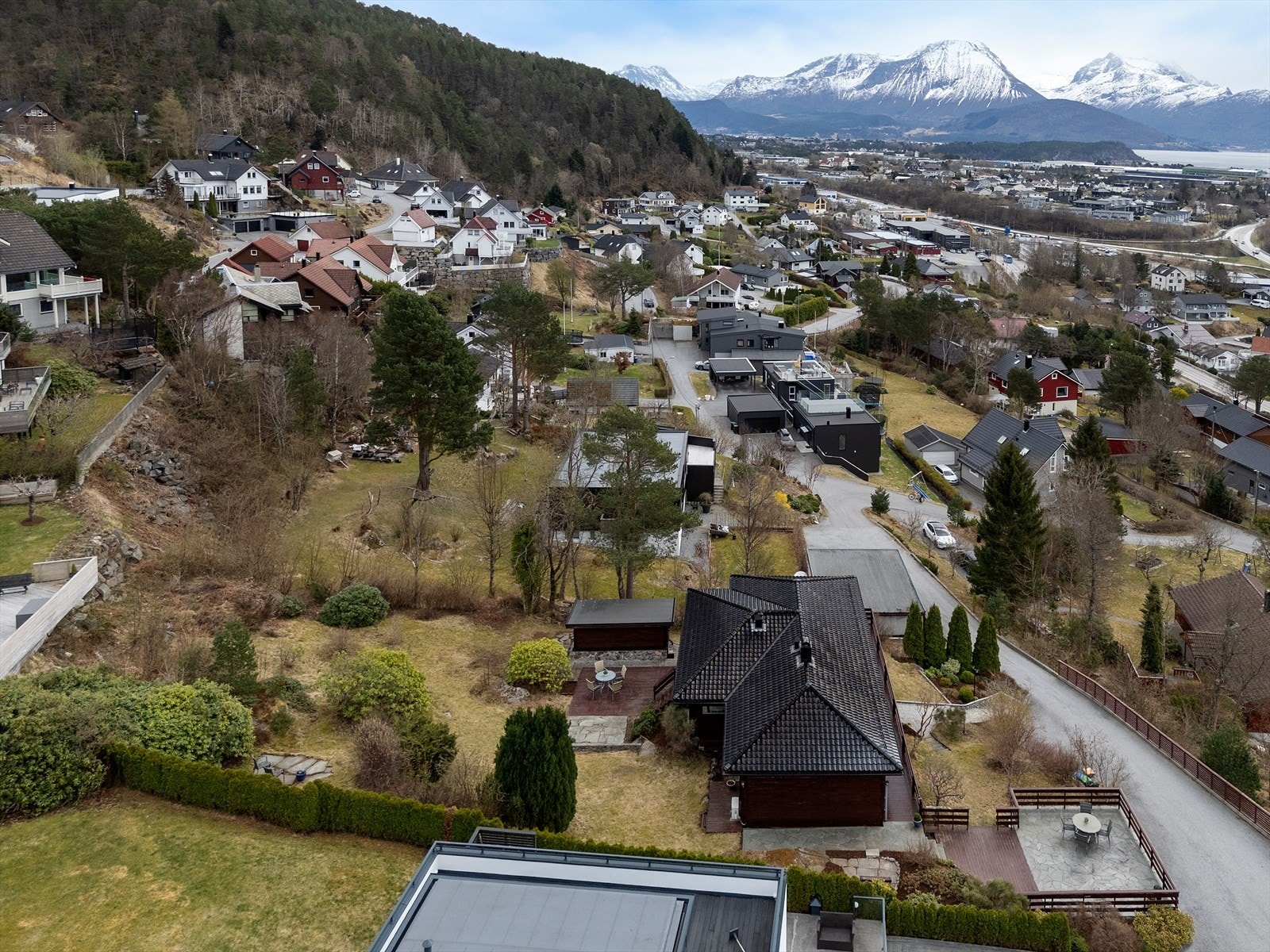 Eiendommen ligger i et etablert boligområde med kort avstand til skoler, dagligvarebutikker og kollektivtilbud. Galleribilde