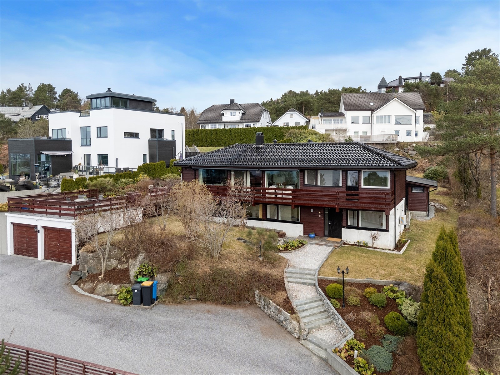 Huset har en balkong som strekker seg over hele fasaden, med utsikt over hagen. Galleribilde