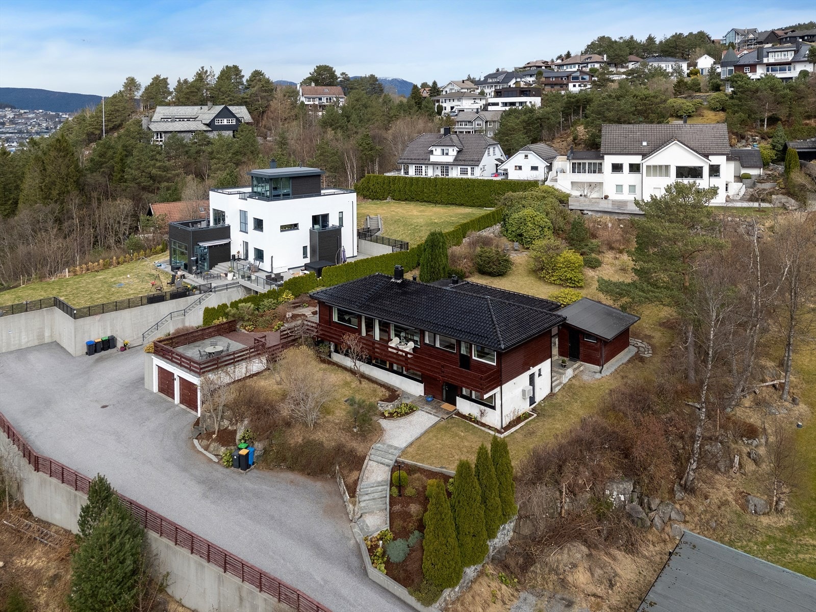 Boligen har en opparbeidet hage og terrasseområde. Galleribilde