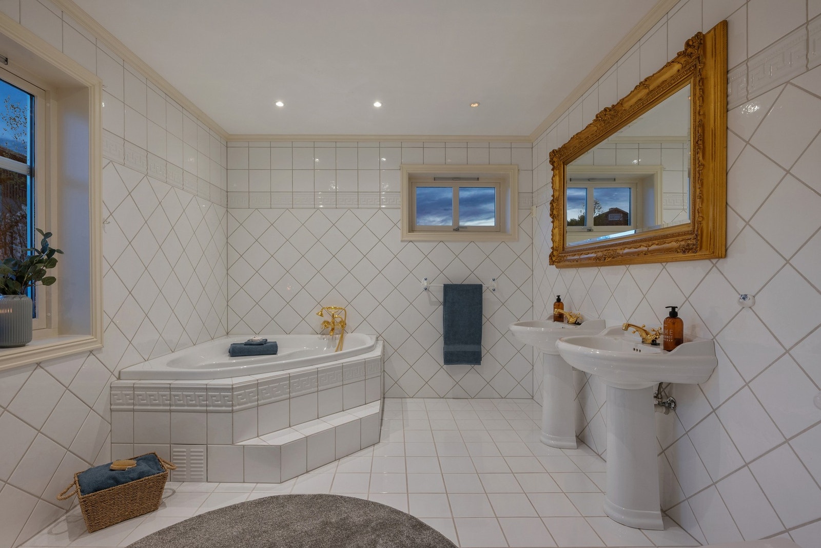 Badet fremstår som romslig og pent (ca. 12 kvm), med flislagte vegger og gulv samt downlights i himling. Gulvet har elektriske varmekabler. Galleribilde