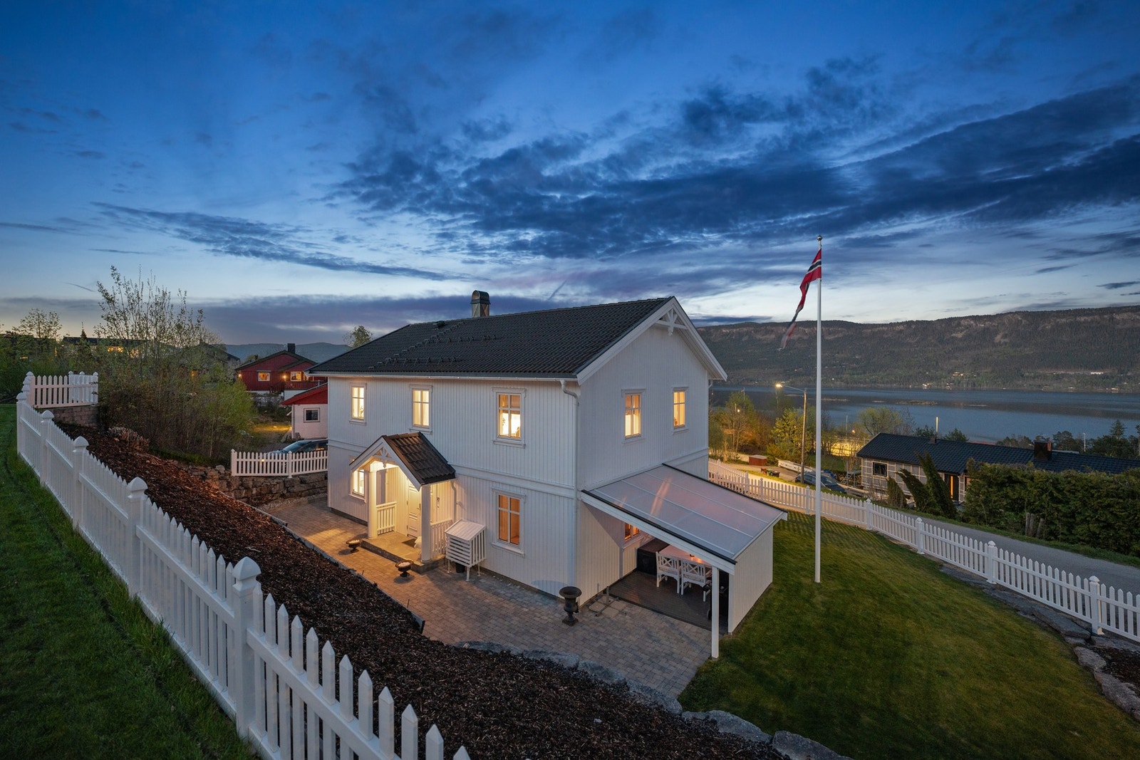 En meget velholdt og svært innbydende villa på ca. 176 kvm, med en familievennlig planløsning og gode kvaliteter. Galleribilde
