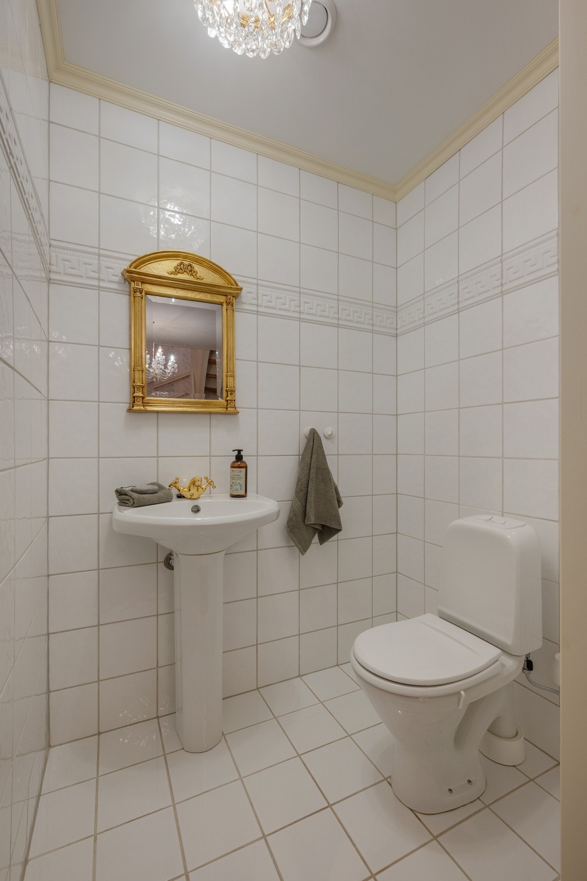Toalettrommet er praktisk plassert ved gangen og er flislagt med gulvvarme. Galleribilde