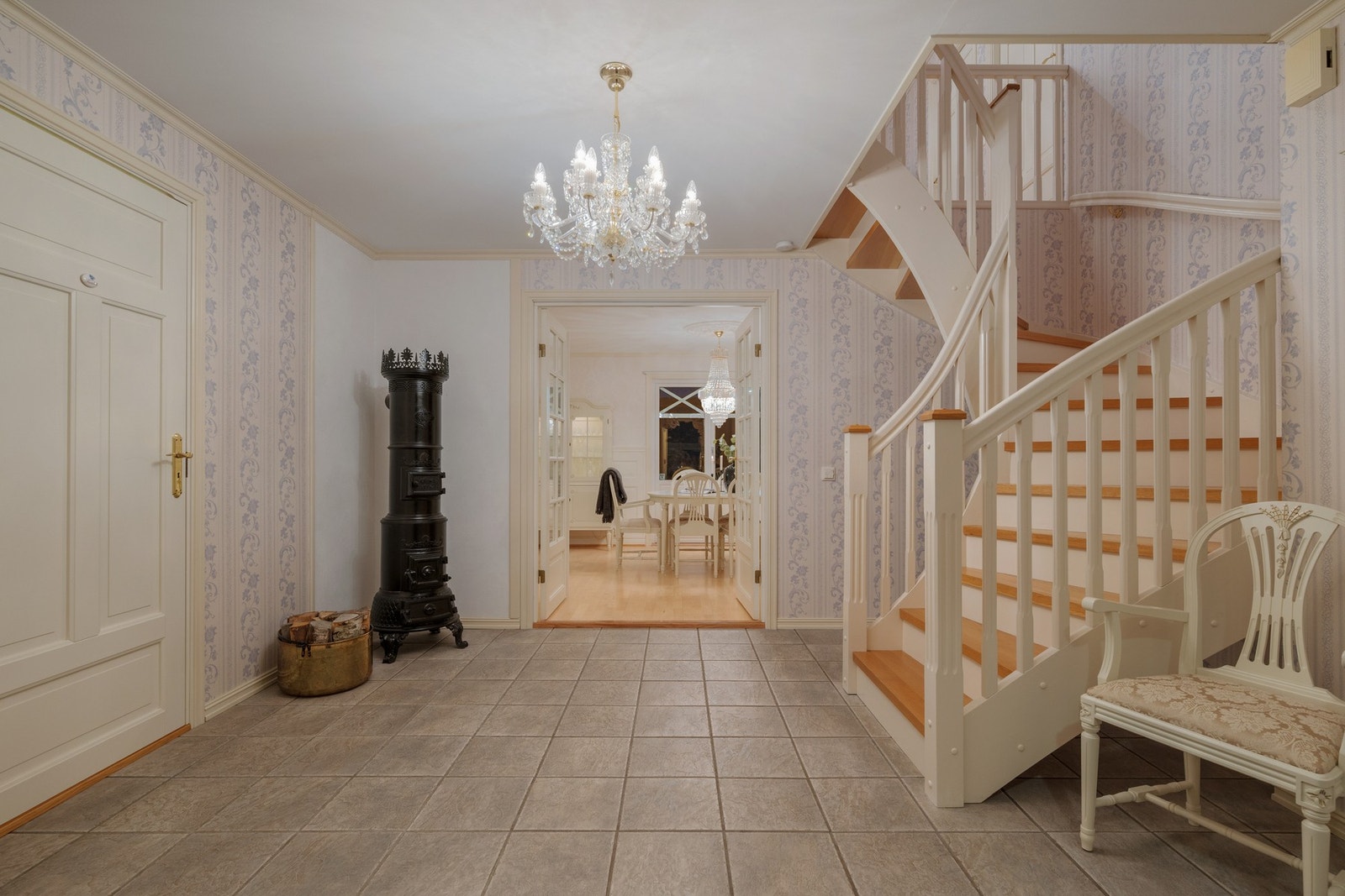 Hallen har en restaurert vedfyrt etasjeovn fra ca. 1890 og varmepumpe. Spesialtilpasset trapp med heltre eik i trinn. Galleribilde