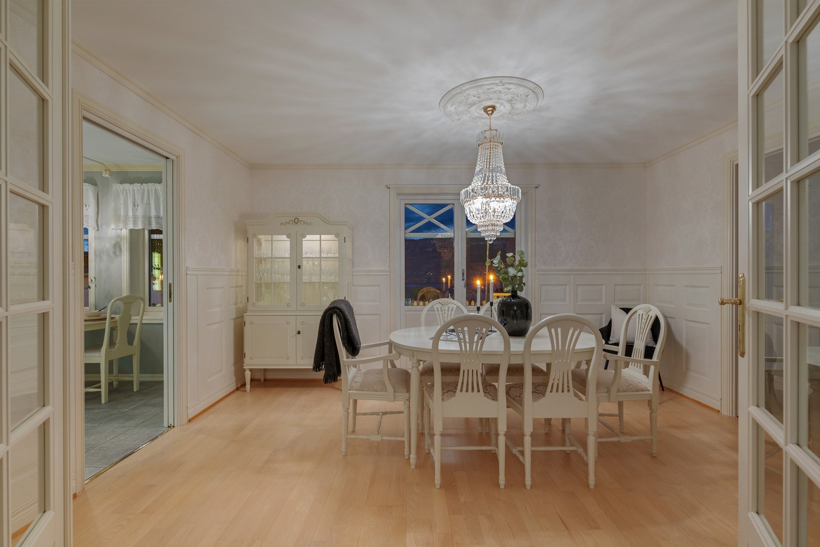 Spisestuen ligger naturlig plassert mellom stue og kjøkken, og fremheves av klassiske detaljer som rosett i himlingen. Galleribilde