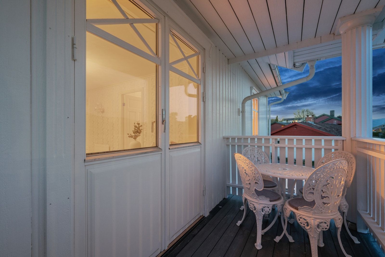 Fra loftstuen er det utgang til balkong med utsikt over Steinsfjorden. Galleribilde