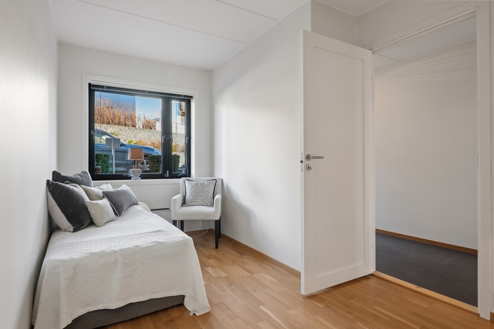 Soverom 1 er lyst og praktisk. Galleribilde