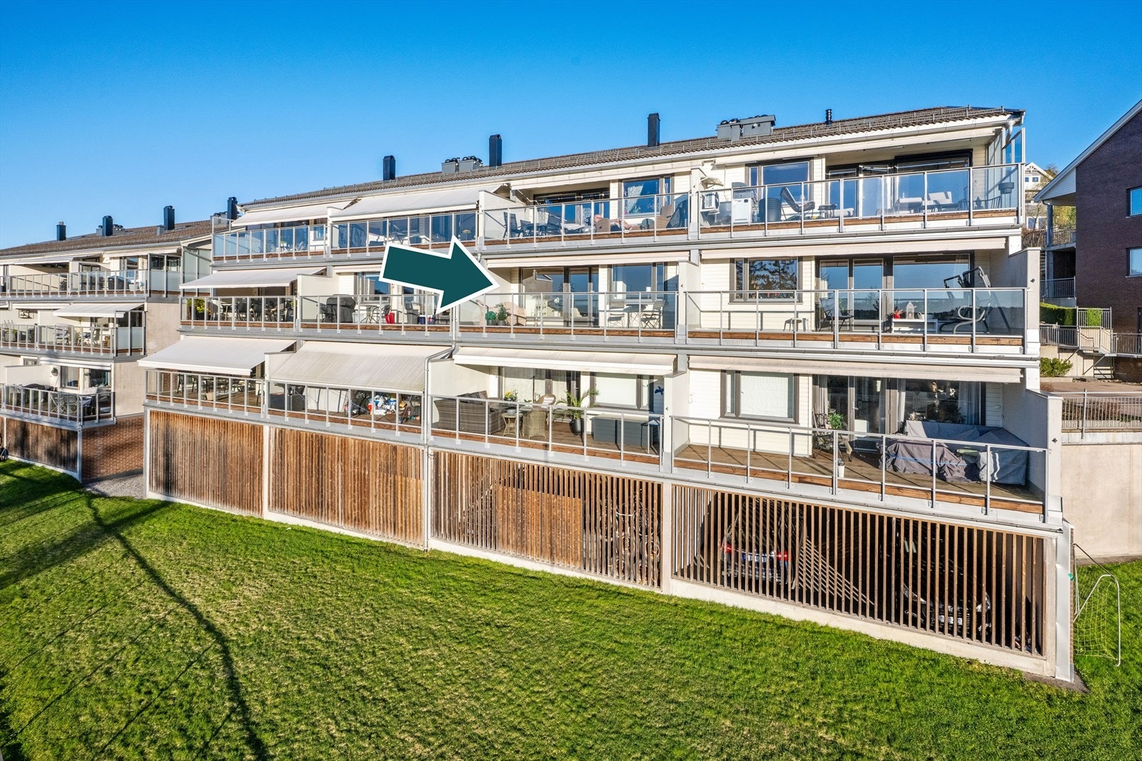 Denne innbydende leiligheten byr på en gjennomtenkt planløsning, stor terrasse på 17 kvm, parkeringsplass i felles garasjeanlegg og flotte fellesarealer. Galleribilde