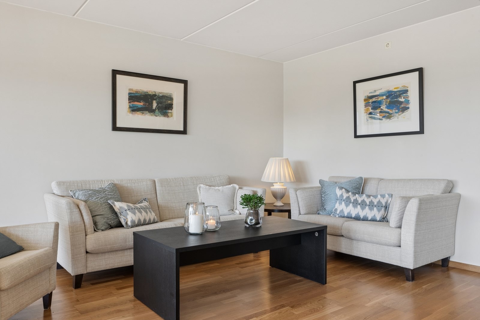 I stuen er det god plass til sofagruppe og annet møblement, her kan rommet enkelt møbleres etter behov. Galleribilde