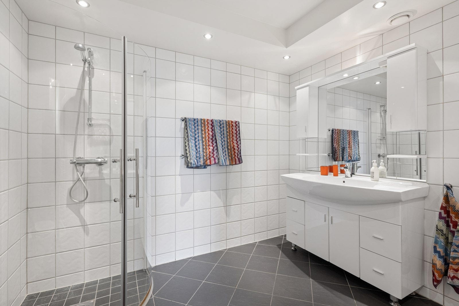 Det er downlights i himling, samt opplegg for vaskemaskin. Galleribilde