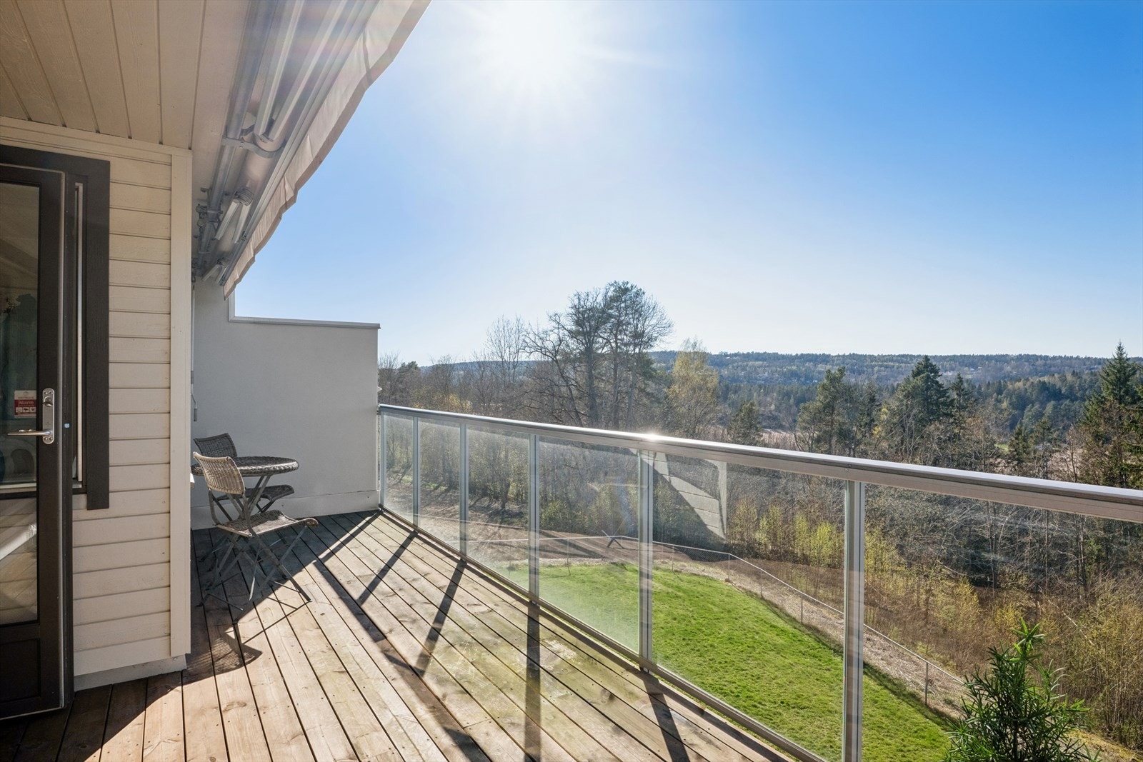 Fantastisk flott utsikt fra terrassen. Perfekt til å nyte lange sommerkvelder. Ingen gjenboere. Galleribilde