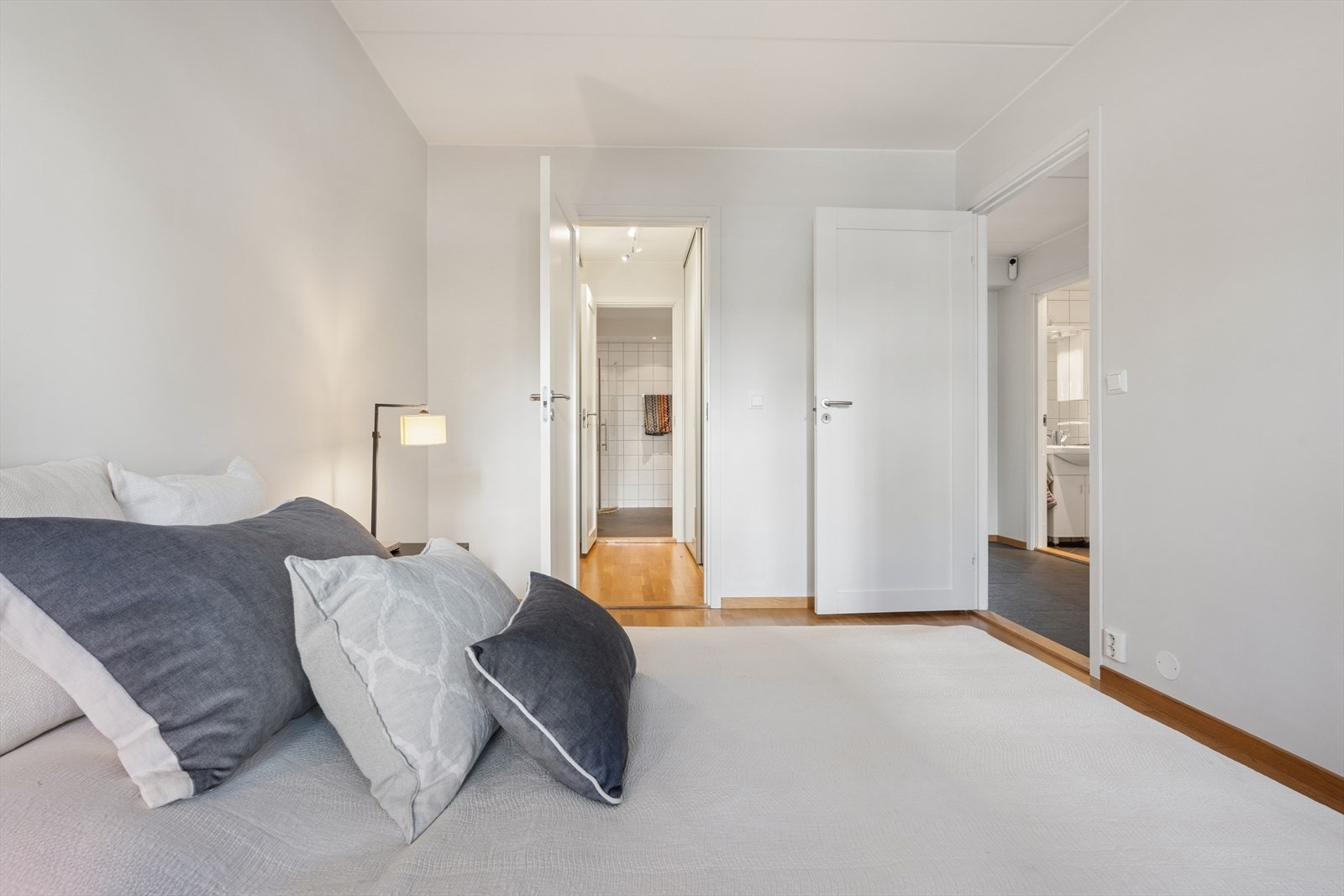 Hovedsoverommet har direkte tilgang til walk-in skap og videre til det største baderommet. Galleribilde