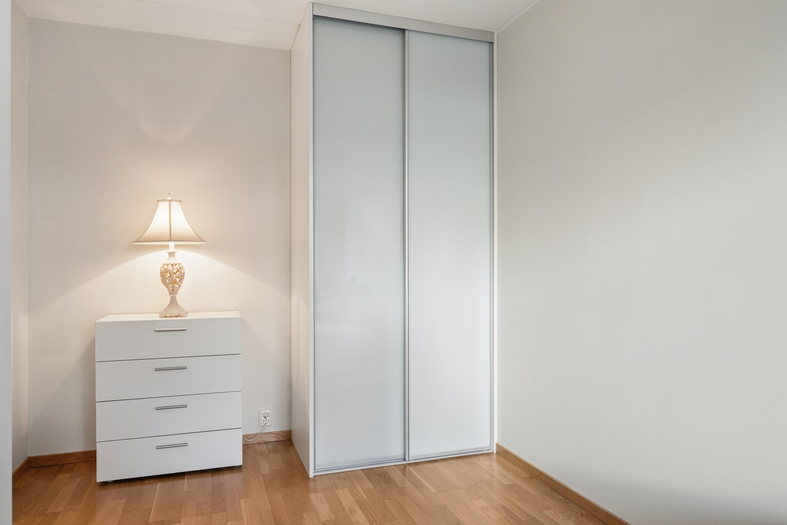 Her har du plass til seng, garderobe og tilhørende møblement. Galleribilde
