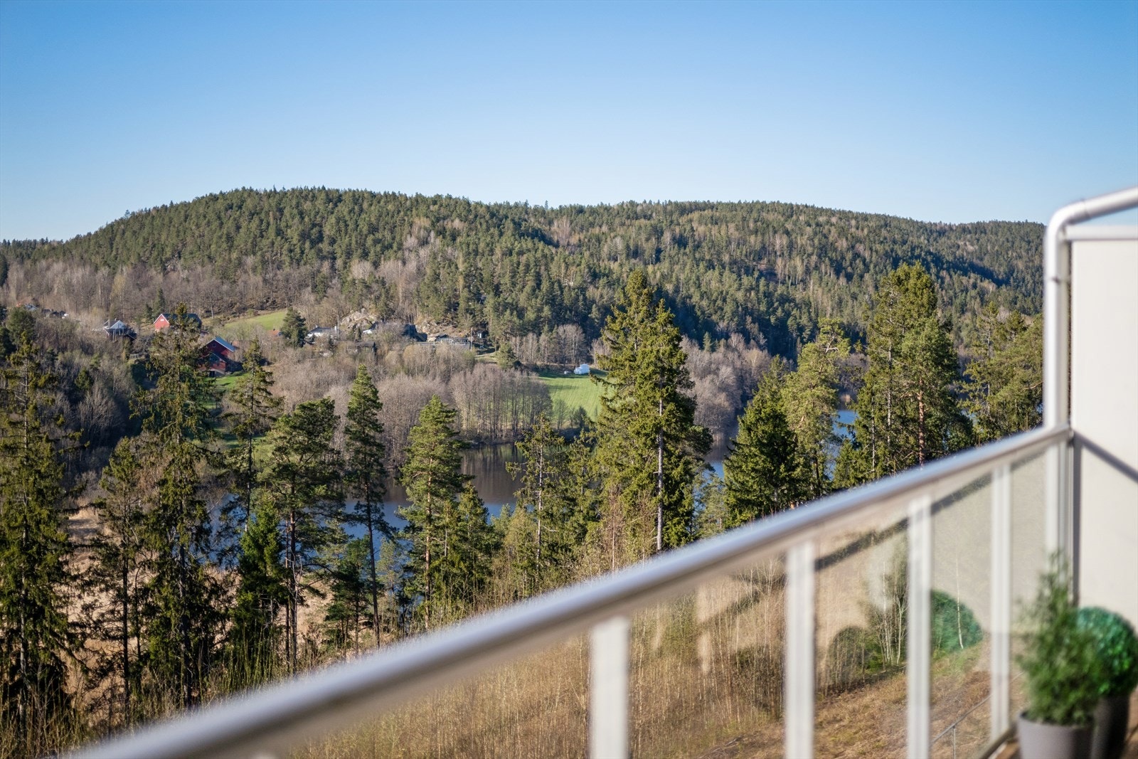 Grønt og frodig utsyn fra terrassen. Galleribilde
