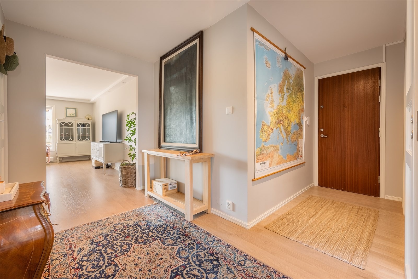 Velkommen inn! Romslig entré med god plass til å henge fra seg yttertøy Galleribilde