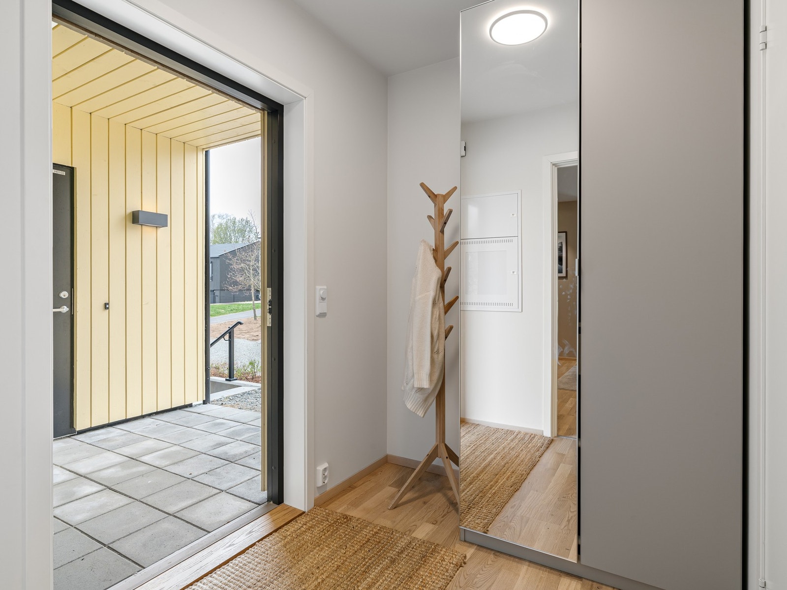Entre/gang med god plass til diverse oppbevaringsløsninger for yttertøy og sko Galleribilde