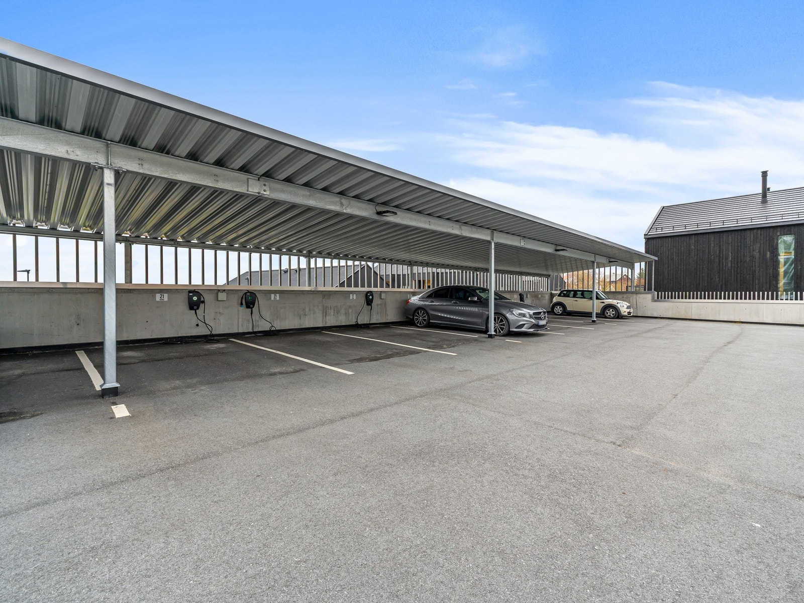 Parkering i felles carport med elbillader Galleribilde