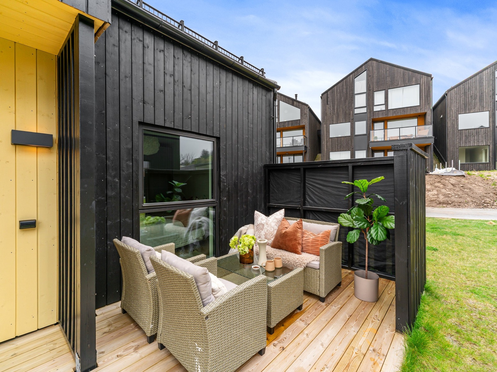 Solrik og skjermet terrasse med god plass til grill og utemøbler Galleribilde