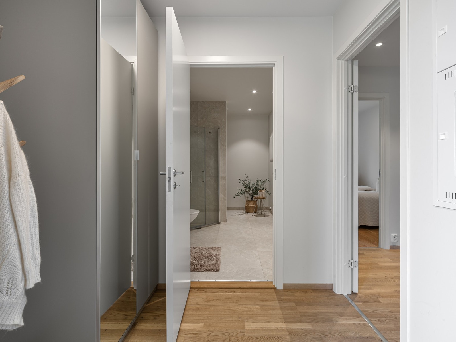 Fra gangen har du tilgang til badet og stuen/kjøkkenet Galleribilde