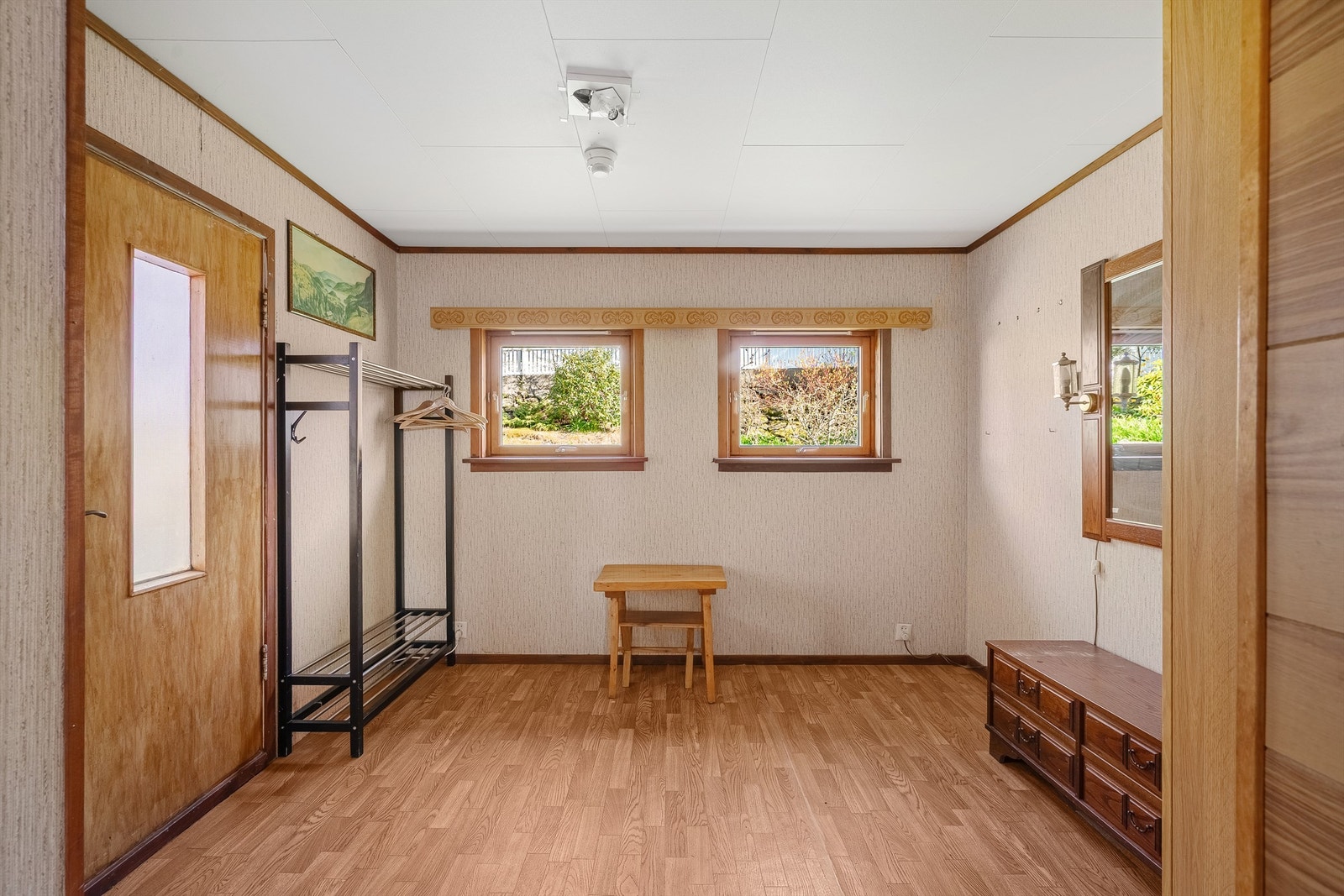 Hallen er rommelig med god plass til garderobe Galleribilde