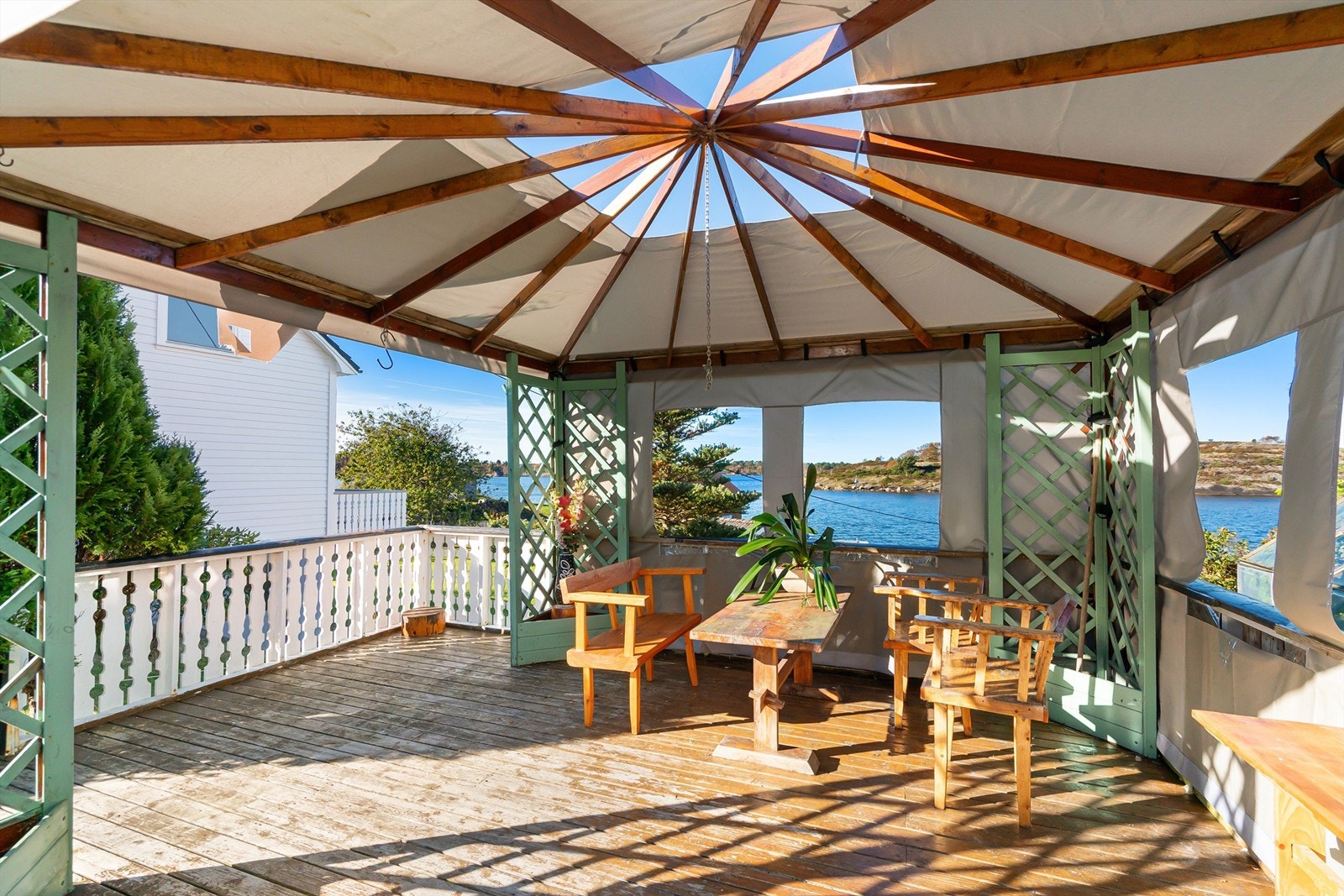 Ved huset er det oppført en herlig pergola - perfekt for koselige måltider og sammenkomster ute i sjøkanten Galleribilde
