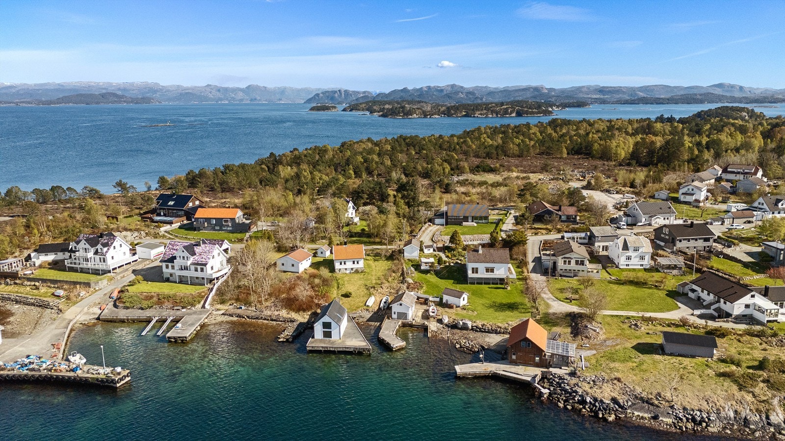 Eiendommen ligger svært idyllisk til på nordsiden av Vassøy og vestvendt med herlige solforhold Galleribilde