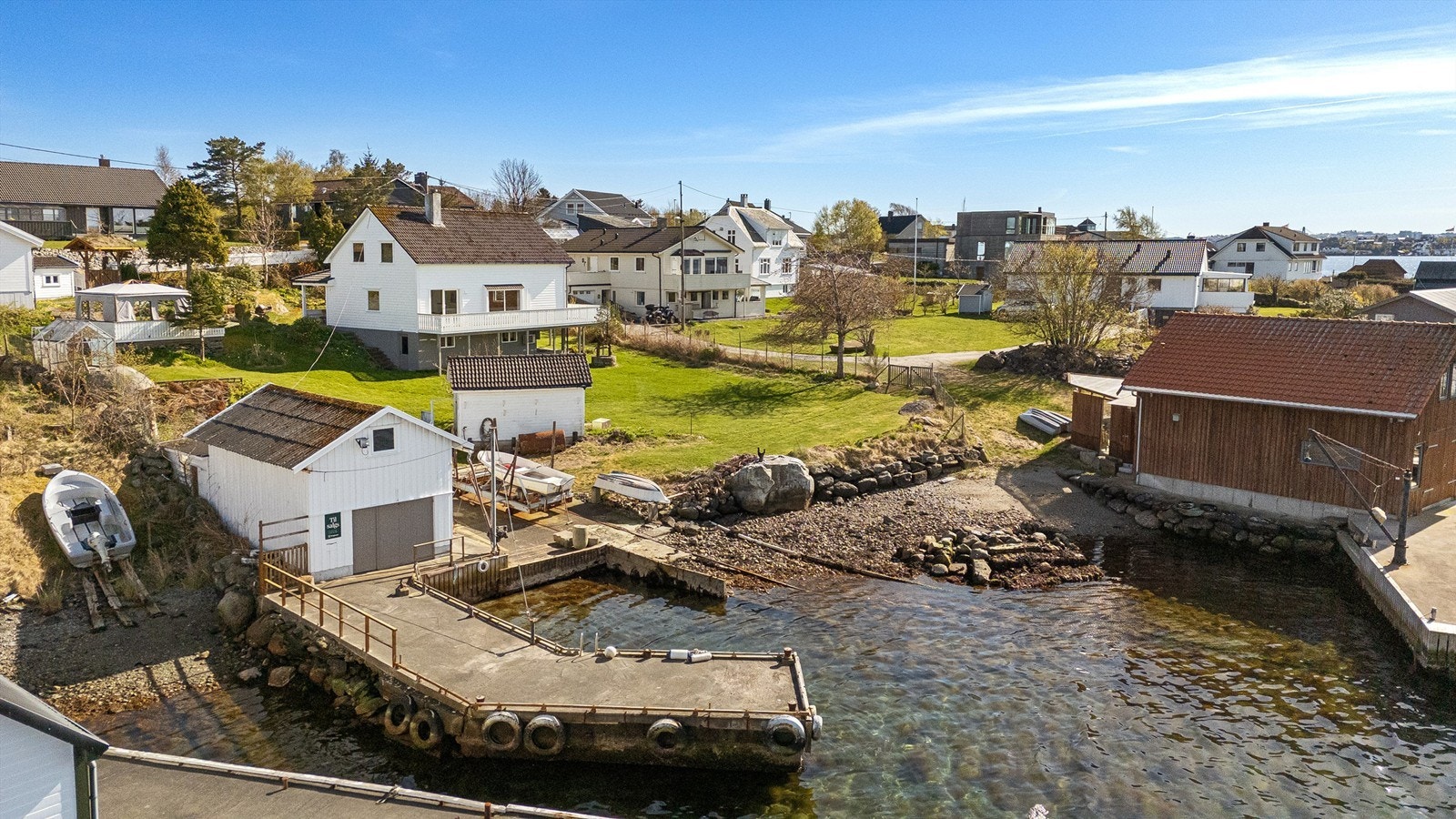 Her kan man tusle ned til egen brygge med håndkle i hånden for herlig sommerbad - luksus! Galleribilde