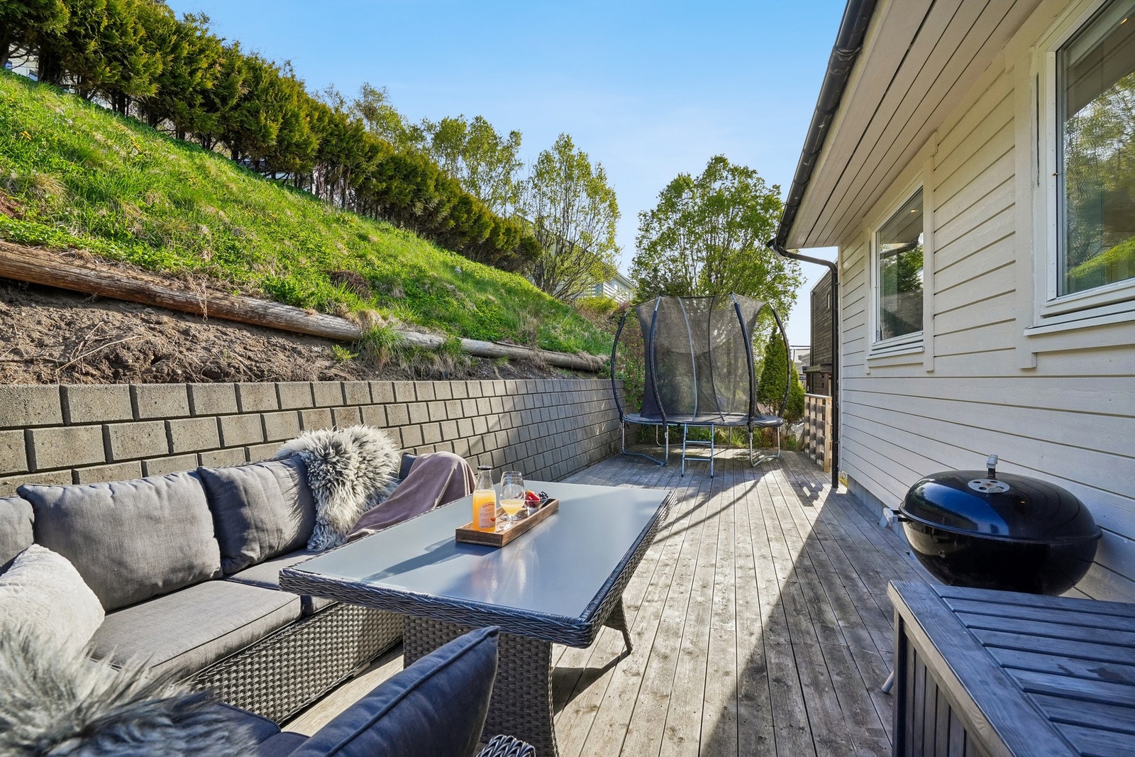 Terrassen har god plass til utegruppe, grillen og putekasser. Galleribilde