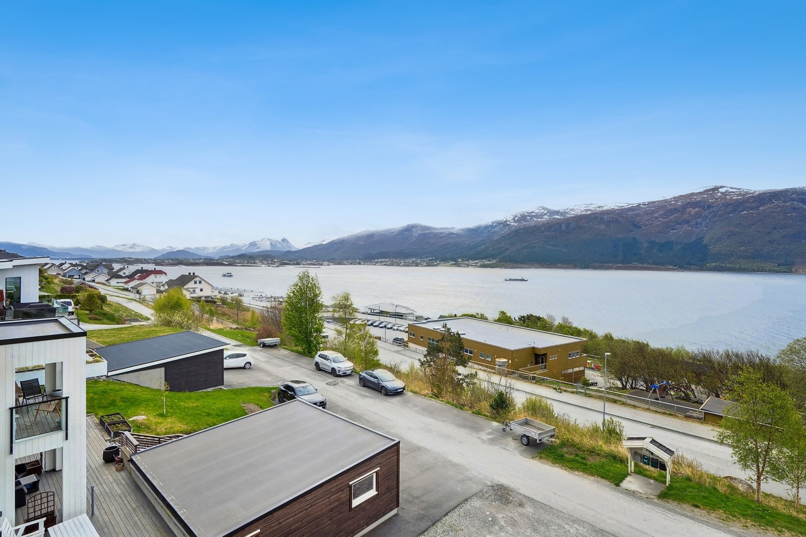 Eiendommen byr på gode solforhold og storslått utsikt mot mektige Sunnmørsfjell og flotte Hessafjorden. Galleribilde