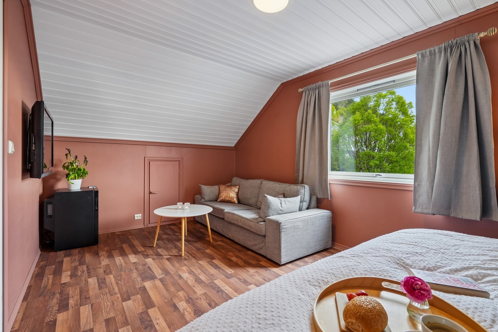 I egen sone av soverommet er det plass til sofagruppe og tv. Godt med oppbevaringsplass i raftekott. Galleribilde