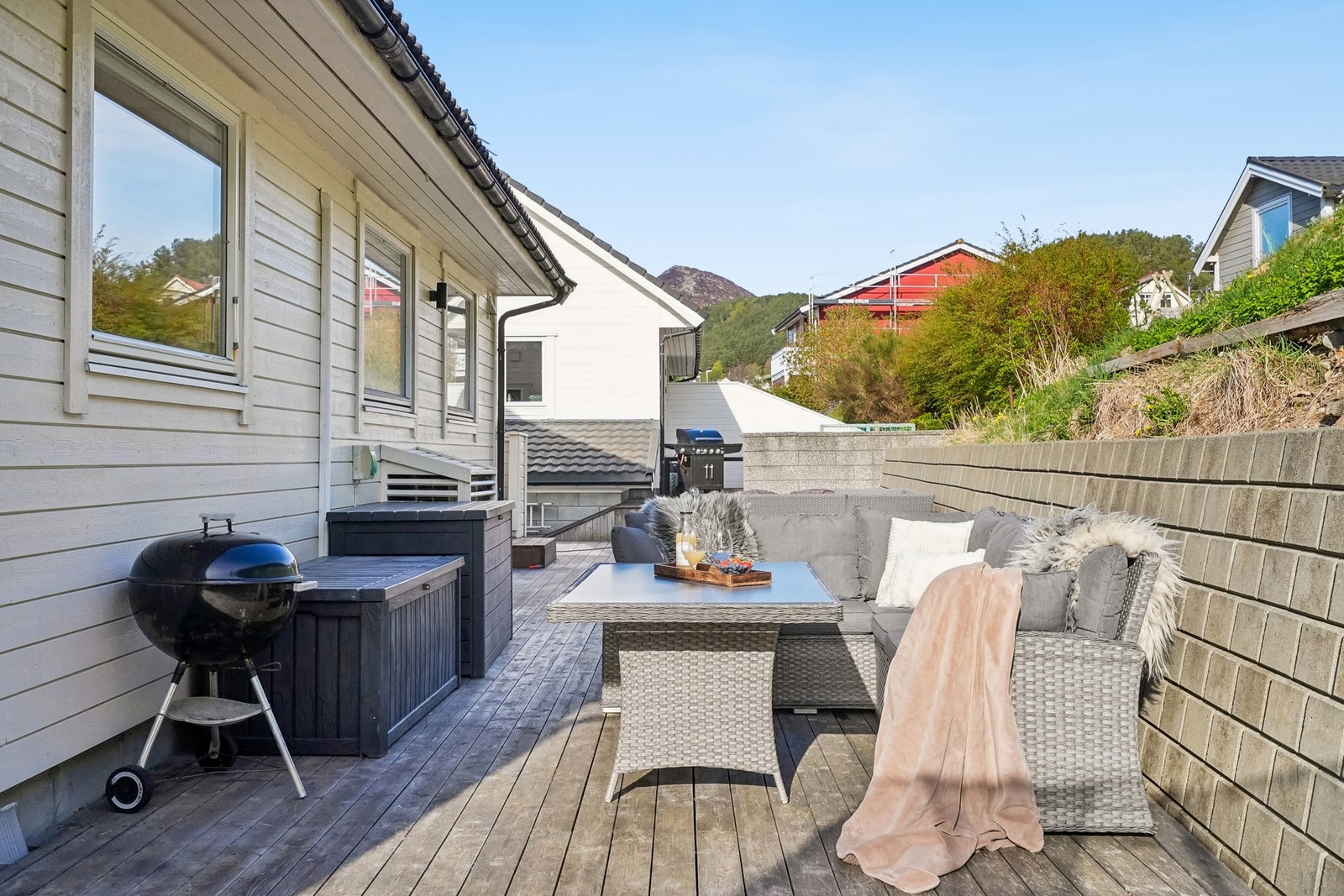 På nordsiden av boligen er det en delvis skjermet og solrik terrasse på ca. 30 kvm. Galleribilde