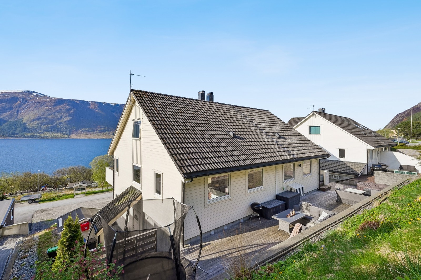 PrivatMegleren presenterer en pen og velholdt halvpart av tomannsbolig i barnevennlig område på Hessa. Galleribilde