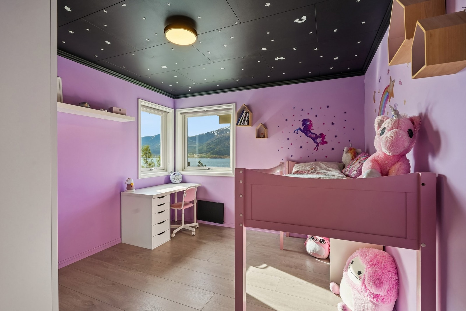 Soverom nr. 2 er på ca. 11 kvm, eventyrlig atmosfære og lekne detaljer. Galleribilde
